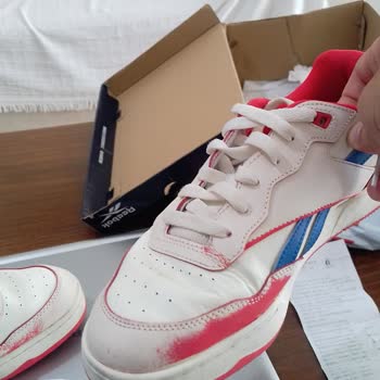 FLO Ayakkabı Kısa Kullanımda Boya Akıtan Reebok Marka Ayakkabı.