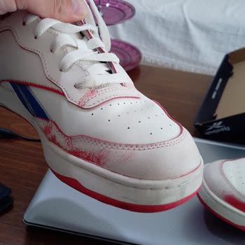 FLO Ayakkabı Kısa Kullanımda Boya Akıtan Reebok Marka Ayakkabı.