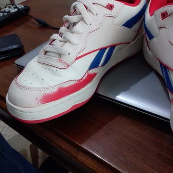 FLO Ayakkabı Kısa Kullanımda Boya Akıtan Reebok Marka Ayakkabı.