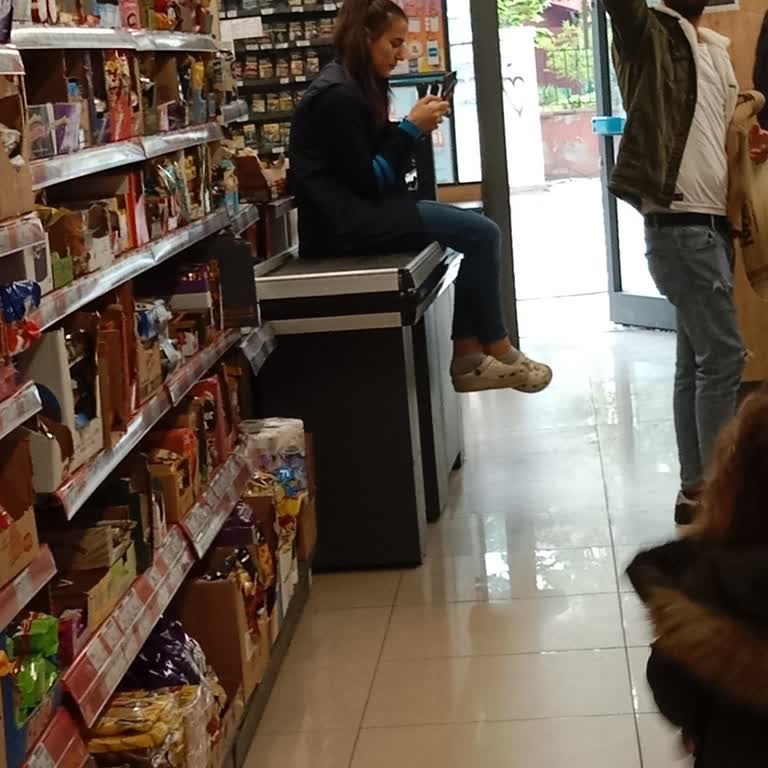 A101 Kasiyerin Kasanın Üzerine Oturması