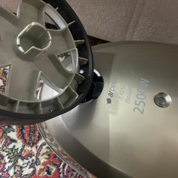 Arçelik S 4250 Süpürgenin Tekerleği Yok