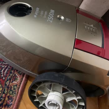 Arçelik S 4250 Süpürgenin Tekerleği Yok