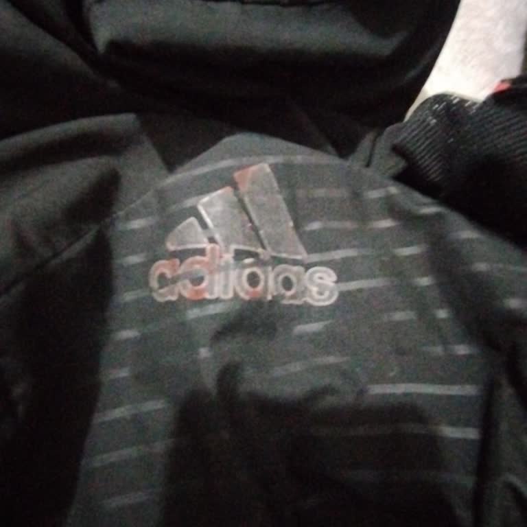 Adidas Yağmurluk Logo Söküldü
