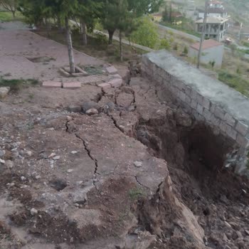 Kayseri Büyükşehir Belediyesi KASKİ Nin İş Bilmez İşçileri Sayesinde Mahvolan Bağ Evi