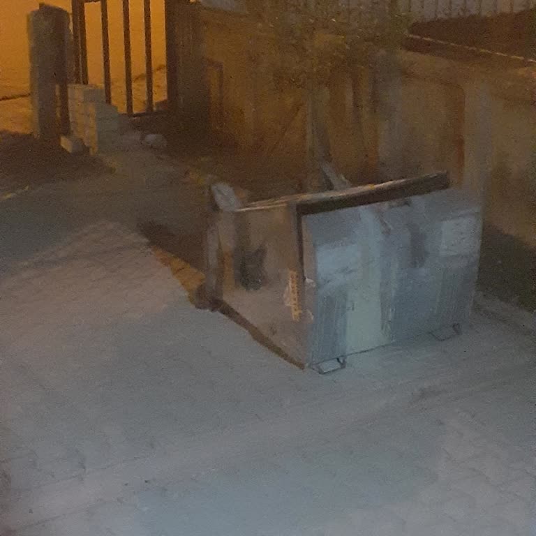 Çukurova Belediyesi Park Girişindeki Tehlikeli Çöp Konteyneri