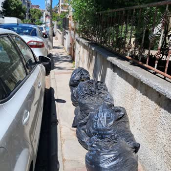 Buca Belediyesi, Parklar Ve Bahçeler Müdürlüğü Bahçe Çöplerini Almıyor