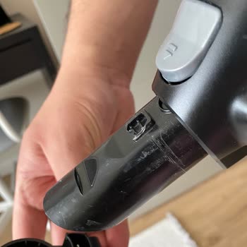 Bosch Şarjlı El Süpürgesi Haznesinin Plastik Tırnağının Kırılması