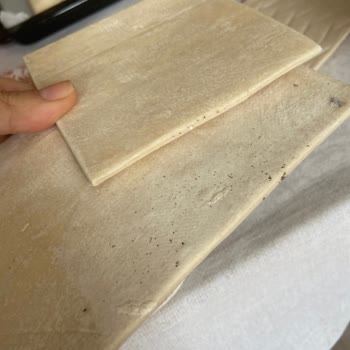 Lezzethane Milföy Hamuru İçerisinde Sigara Külüne Benzer Bir Şeyler