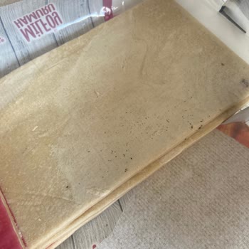 Lezzethane Milföy Hamuru İçerisinde Sigara Külüne Benzer Bir Şeyler