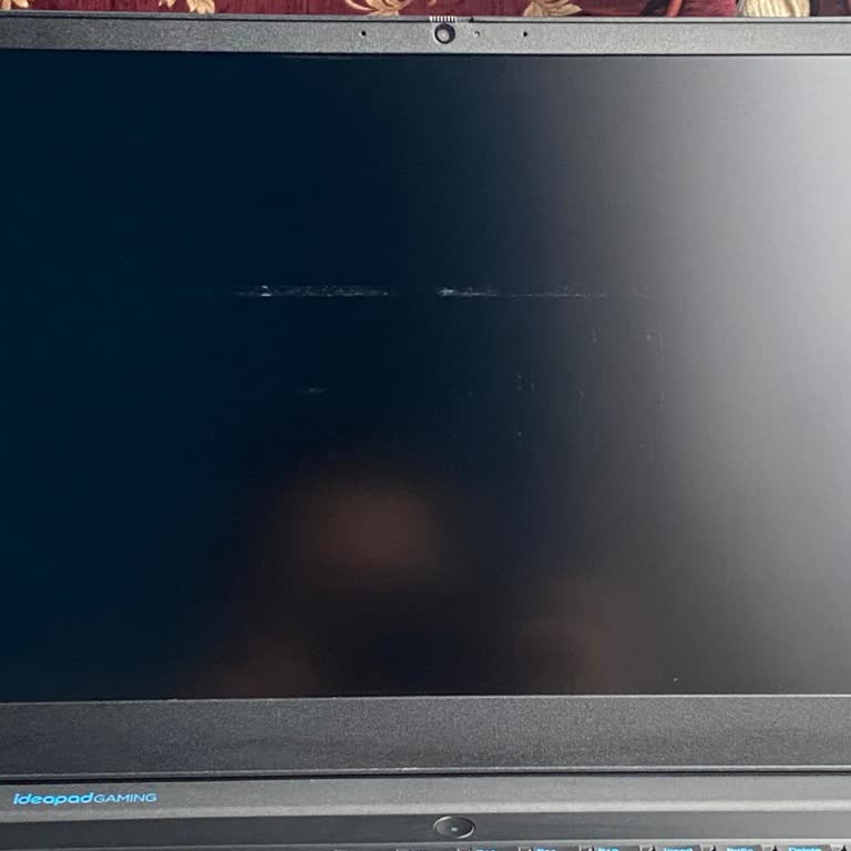 Lenovo Bilgisayar Lenovo Ideapad Gaming 3 Laptop Ekranında Yapışkan Tarzı Lekeler Var.