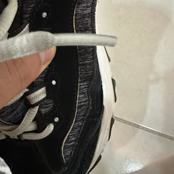Skechers Ayakkabı Daha Senesi Dolmadan Yanlardan Açıldı