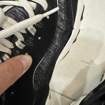 Skechers Ayakkabı Daha Senesi Dolmadan Yanlardan Açıldı