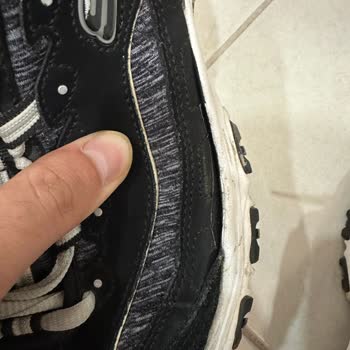 Skechers Ayakkabı Daha Senesi Dolmadan Yanlardan Açıldı