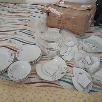 PTT Kargo Paketimin İçinde Sağlam Parça Kalmamış