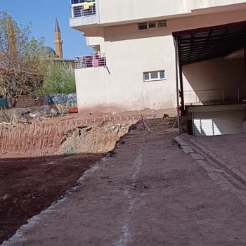 Çevre, Şehircilik Bakanlığı Apartman Dairelerine Yol Verilmeden Bina Yapılma Girişimi, Temel Kazma