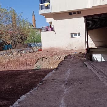 Çevre, Şehircilik Bakanlığı Apartman Dairelerine Yol Verilmeden Bina Yapılma Girişimi, Temel Kazma