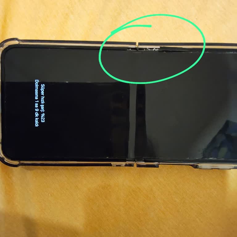 Samsung Telefon Z Flip5 Plastik Kısım Ayrıldı