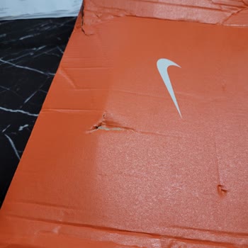 Boyner Yırtık Bir Kutu İçerisinde Teşhir Ürün Gönderildi