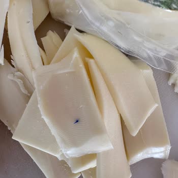 Binvezir Peynir Güven Tehlikede: BİM'den Alınan Peynirde Plastik Parça!