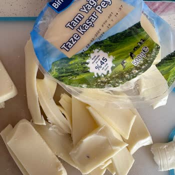 Binvezir Peynir Güven Tehlikede: BİM'den Alınan Peynirde Plastik Parça!