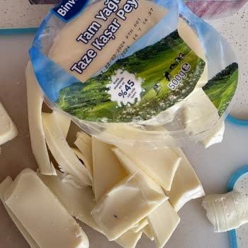 Binvezir Peynir Güven Tehlikede: BİM'den Alınan Peynirde Plastik Parça!