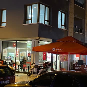 Pizza Hut Çalışanlar Keyfi Olarak Sipariş Almayıp Sigara İçip Sohbet Ediyorlar