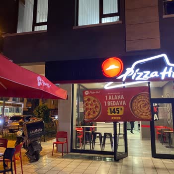 Pizza Hut Çalışanlar Keyfi Olarak Sipariş Almayıp Sigara İçip Sohbet Ediyorlar