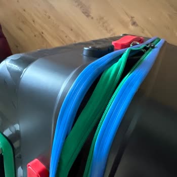 Benetton Valiz Hiç Kullanmadan Fermuarı Söküldü