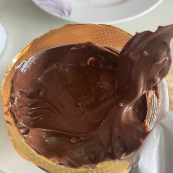 Nutella'nın Üstünde Kabarcıklar Var.