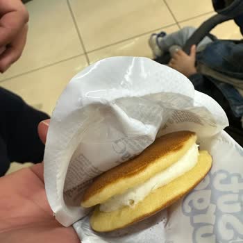 Eti Gıda Eti Süt Burger Ambalaj İçerisindeki Kıl