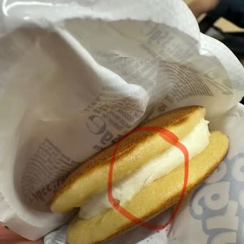 Eti Gıda Eti Süt Burger Ambalaj İçerisindeki Kıl