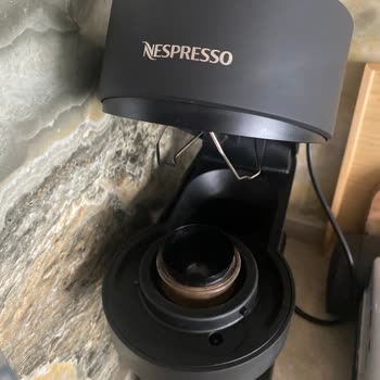 Nespresso Vertuo Next Altından Kahve Damlatıyor