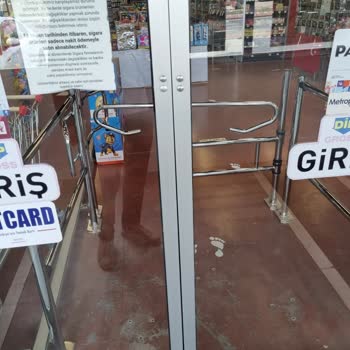 Dip Gross Market Girişlerindeki Bariyerlerin Engellilere Ve Bebek Arabası Kullananlara Etkisi