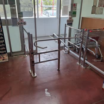 Dip Gross Market Girişlerindeki Bariyerlerin Engellilere Ve Bebek Arabası Kullananlara Etkisi