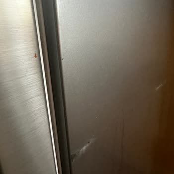 Arçelik Buzdolabı Durduğu Yerde Çürüyor