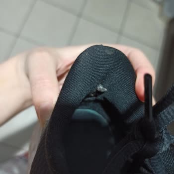 Nike Spor Ayakkabı Yırtılması