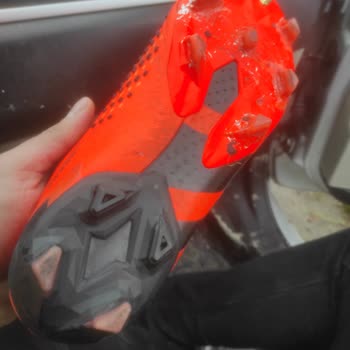 Adidas Kramponların Altındaki Plastiklerin Düşmesi