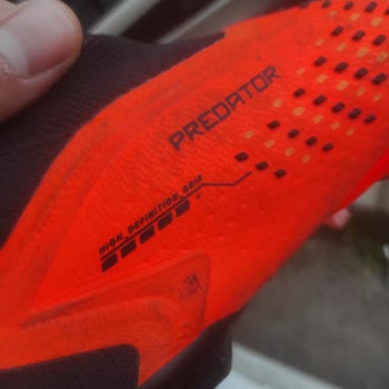 Adidas Kramponların Altındaki Plastiklerin Düşmesi