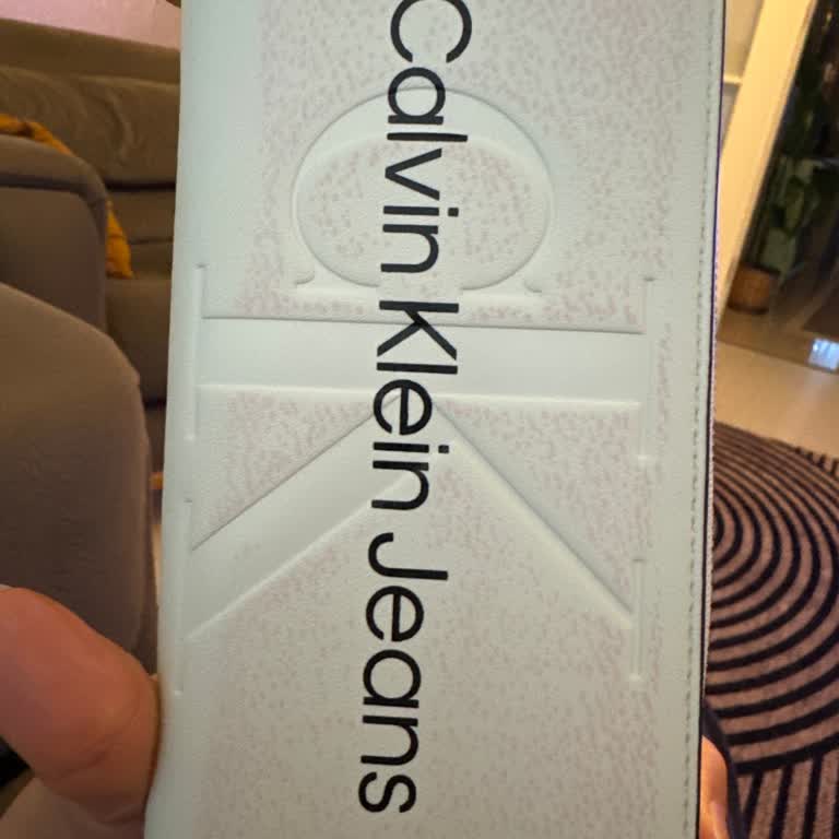 Calvin Klein Cüzdanın Renk Çekmedi