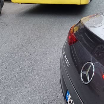 İbb Otobüsü Park Halindeki Aracıma Çarpıp Gitti