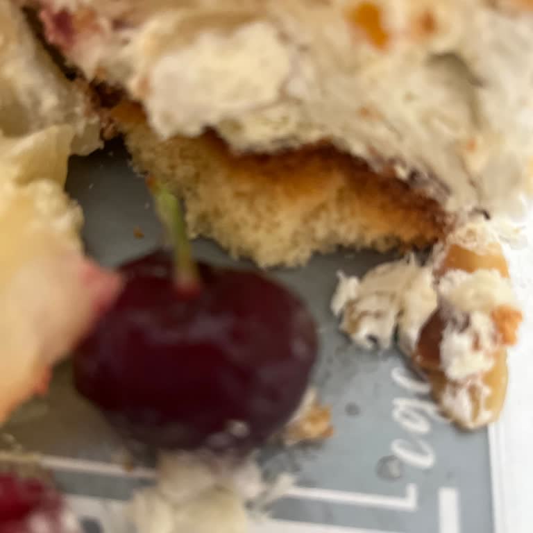 Ege Tat Kahvaltı & Pasta İzmir Egekent Şubesinden Alınan Pastanın Kalitesizliği