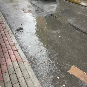 Bağcılar Belediyesi Asfalt Çökmesi Sebebiyle Yağmur Suları Dairelerimize Girmektedir