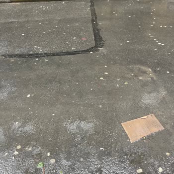 Bağcılar Belediyesi Asfalt Çökmesi Sebebiyle Yağmur Suları Dairelerimize Girmektedir