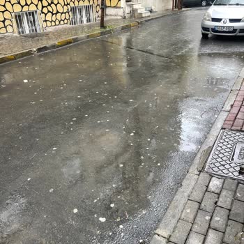 Bağcılar Belediyesi Asfalt Çökmesi Sebebiyle Yağmur Suları Dairelerimize Girmektedir
