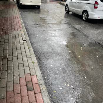 Bağcılar Belediyesi Asfalt Çökmesi Sebebiyle Yağmur Suları Dairelerimize Girmektedir