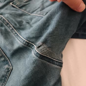 Mavi Pantolon Ağlarının Ve Arka Cep Bölgesinin Yırtılması
