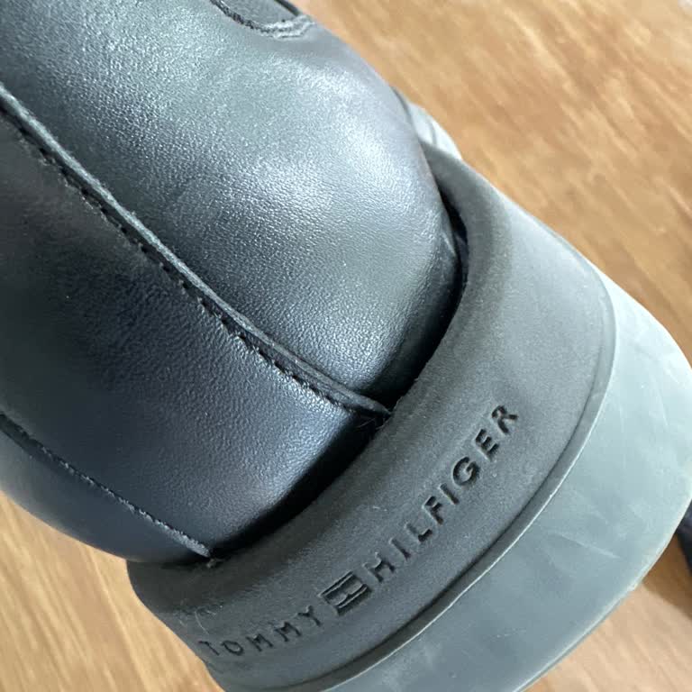 Tommy Hilfiger Kurumsallıkla Hiçbir Alakaları Yok