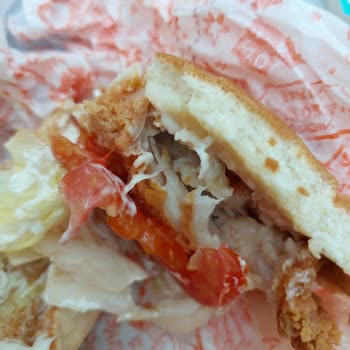 Popeyes Hamburgerde Çiğ Tavuk