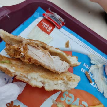 Popeyes Hamburgerde Çiğ Tavuk