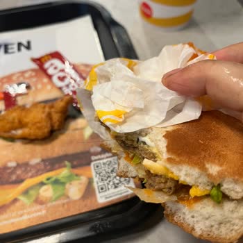 McDonald's Yemekten Kıl Çıktı